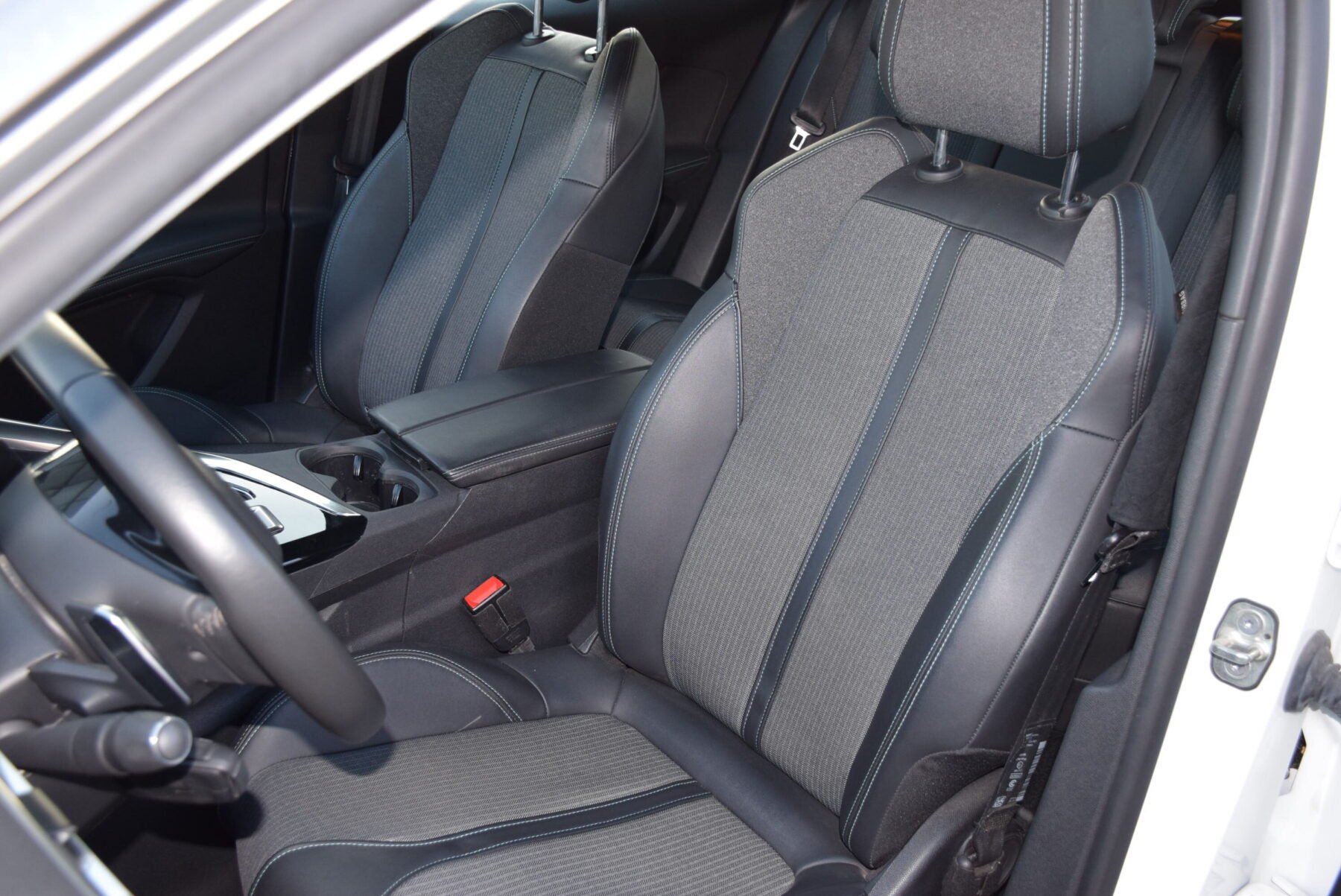 PEUGEOT 3008 HYBRID 225 eEAT8 