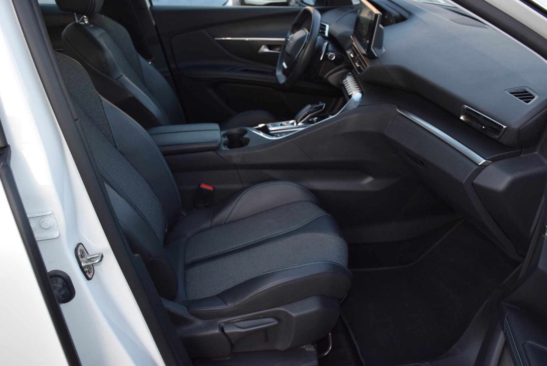 PEUGEOT 3008 HYBRID 225 eEAT8 