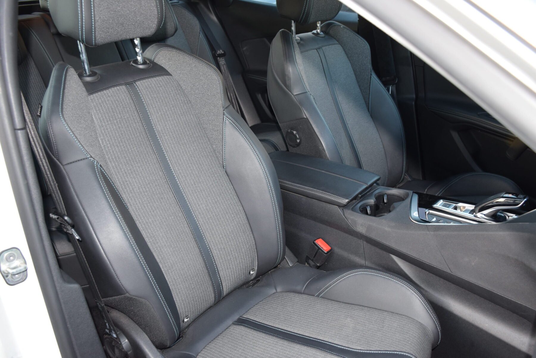 PEUGEOT 3008 HYBRID 225 eEAT8 