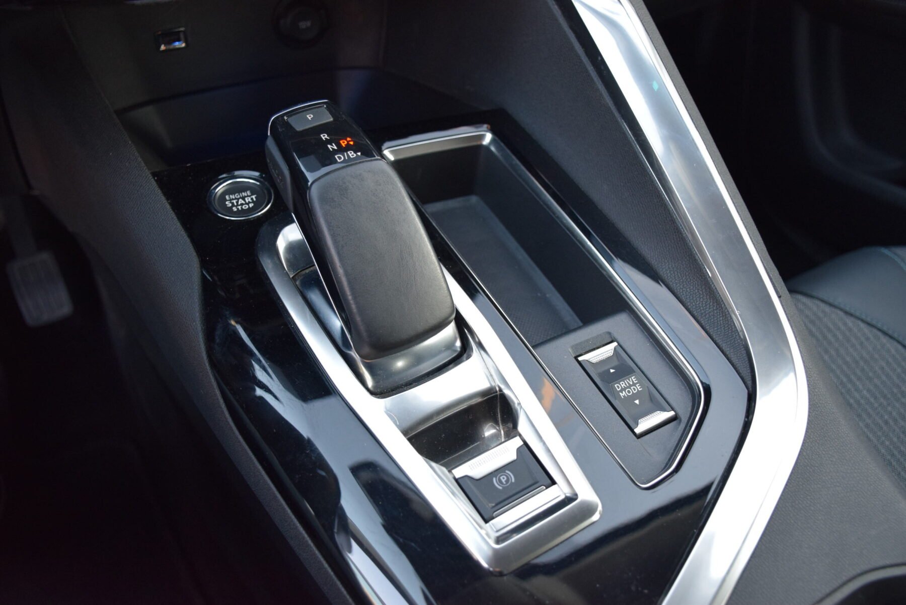 PEUGEOT 3008 HYBRID 225 eEAT8 