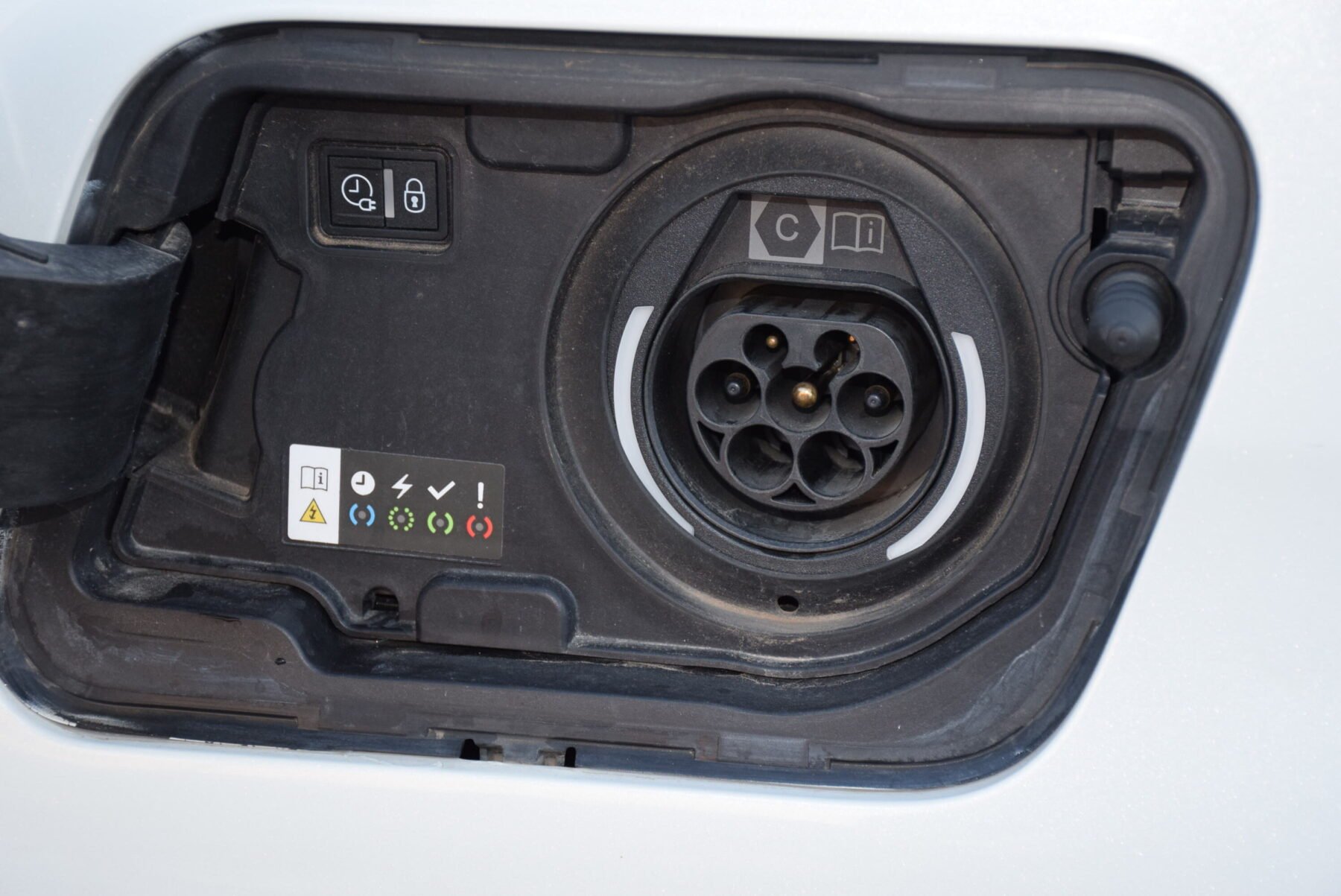 PEUGEOT 3008 HYBRID 225 eEAT8 