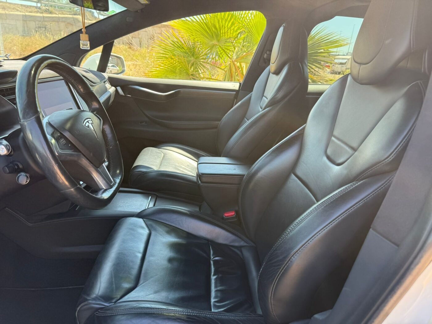 TESLA Model X S90D