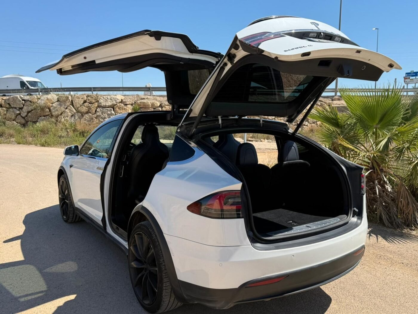 TESLA Model X S90D