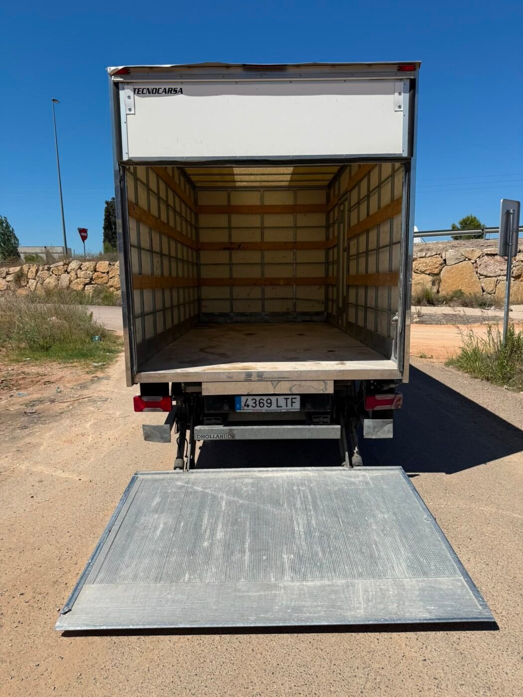 NISSAN Furgon Caja Cerrada con Rampa