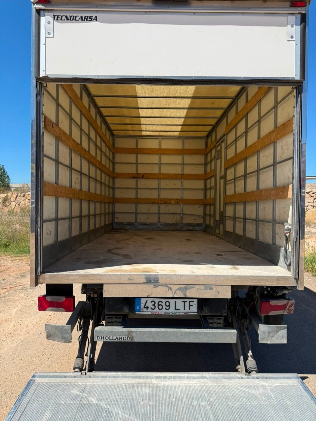NISSAN Furgon Caja Cerrada con Rampa