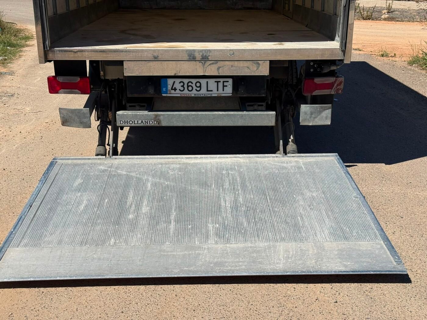 NISSAN Furgon Caja Cerrada con Rampa