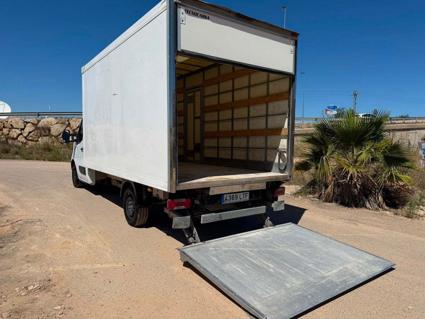 NISSAN Furgon Caja Cerrada con Rampa