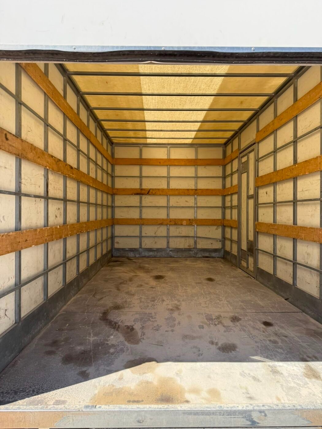 NISSAN Furgon Caja Cerrada con Rampa