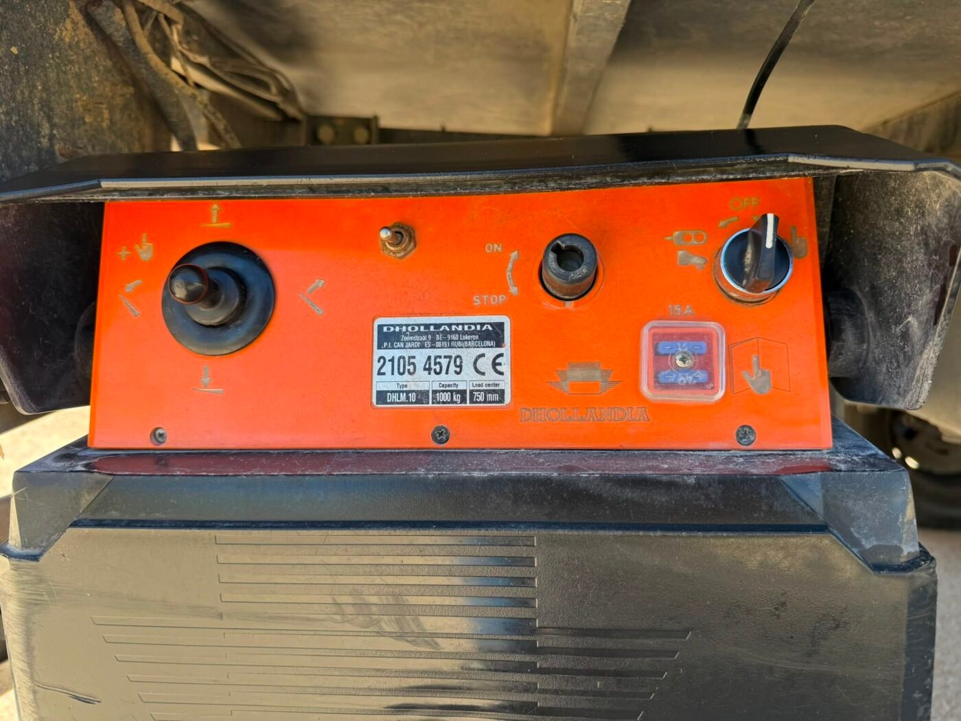 NISSAN Furgon Caja Cerrada con Rampa