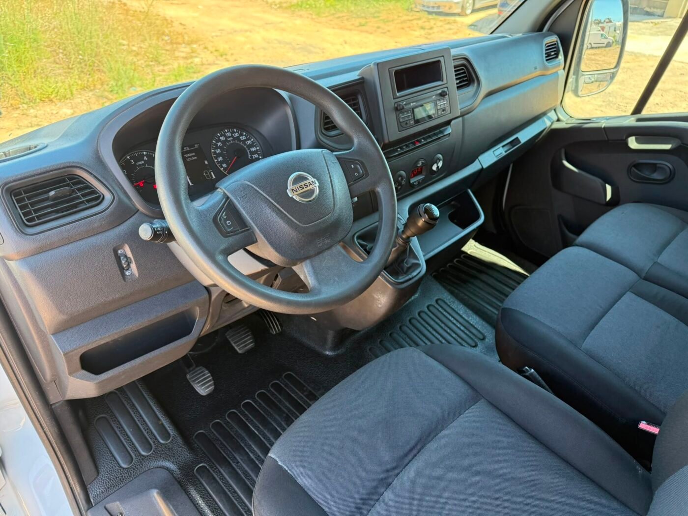 NISSAN Furgon Caja Cerrada con Rampa