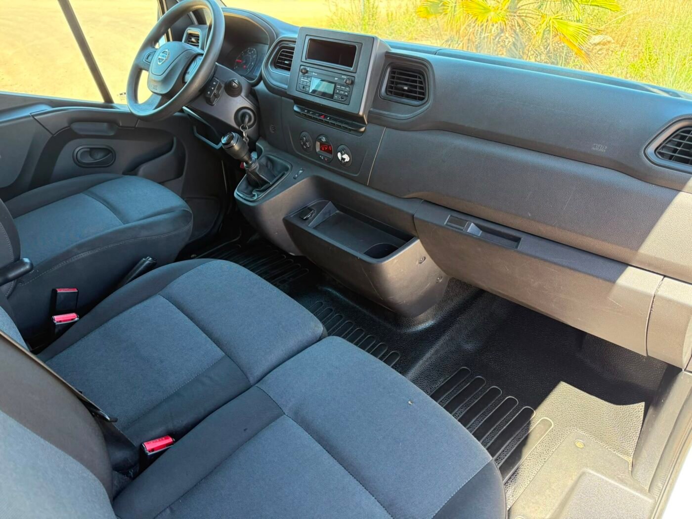 NISSAN Furgon Caja Cerrada con Rampa