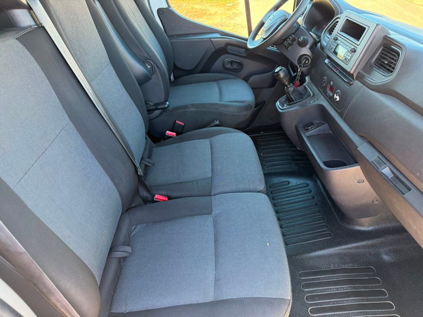NISSAN Furgon Caja Cerrada con Rampa