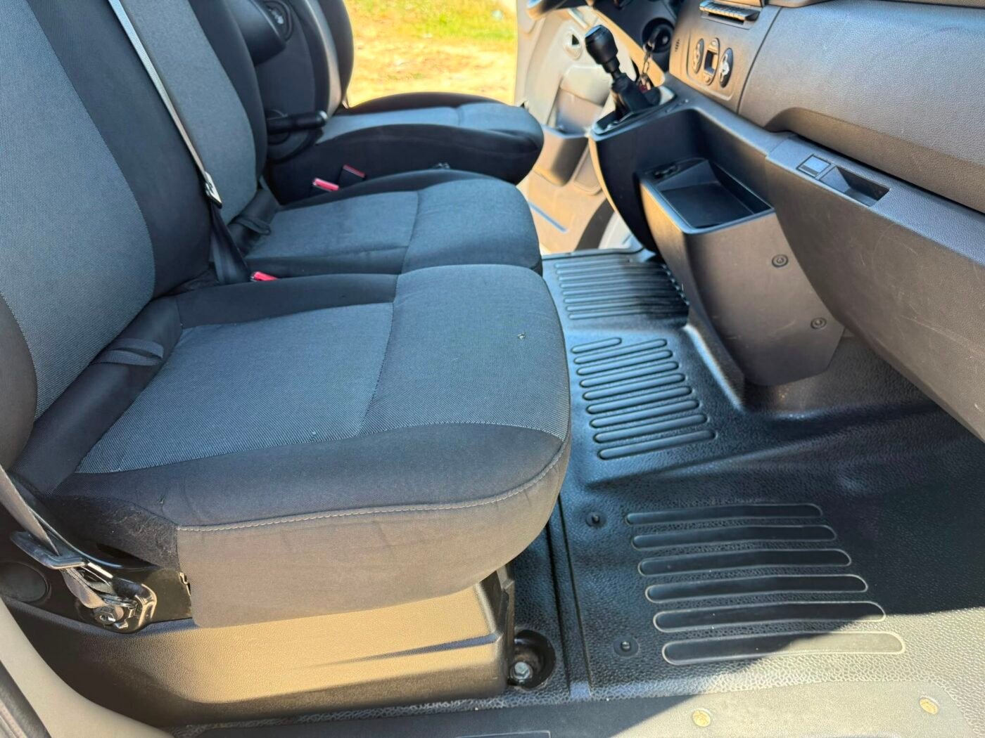 NISSAN Furgon Caja Cerrada con Rampa