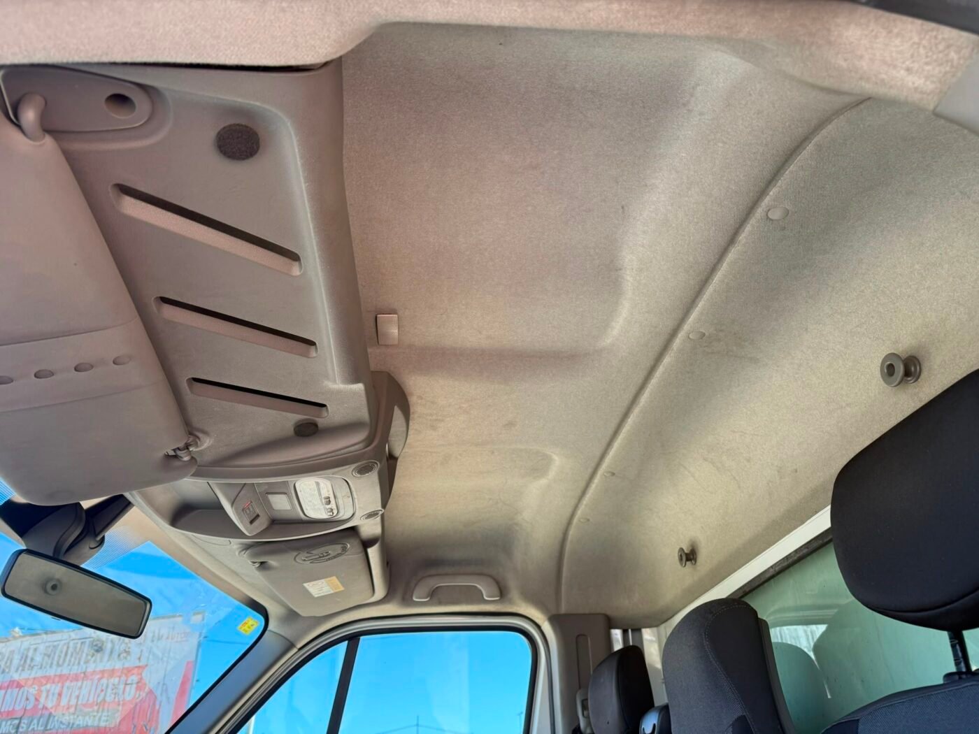 NISSAN Furgon Caja Cerrada con Rampa