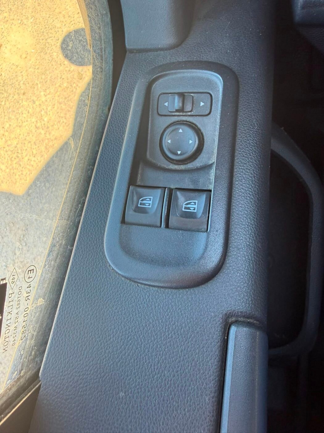 NISSAN Furgon Caja Cerrada con Rampa