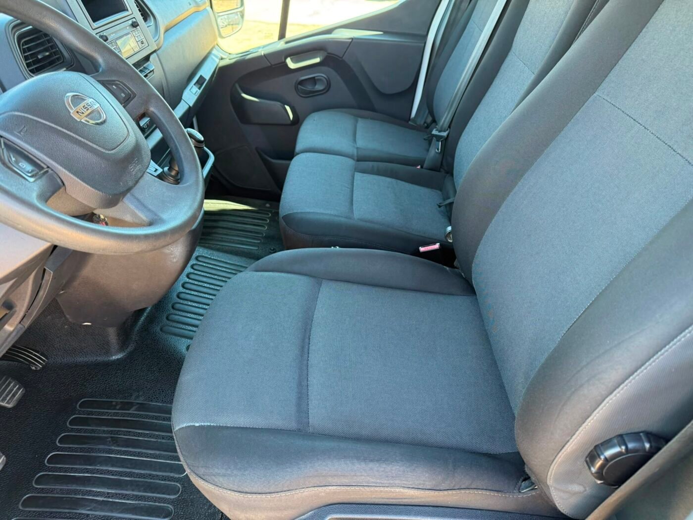 NISSAN Furgon Caja Cerrada con Rampa