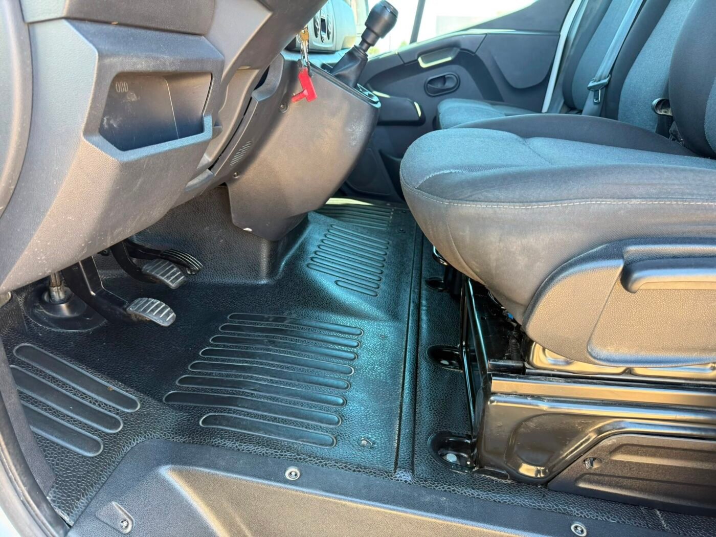 NISSAN Furgon Caja Cerrada con Rampa