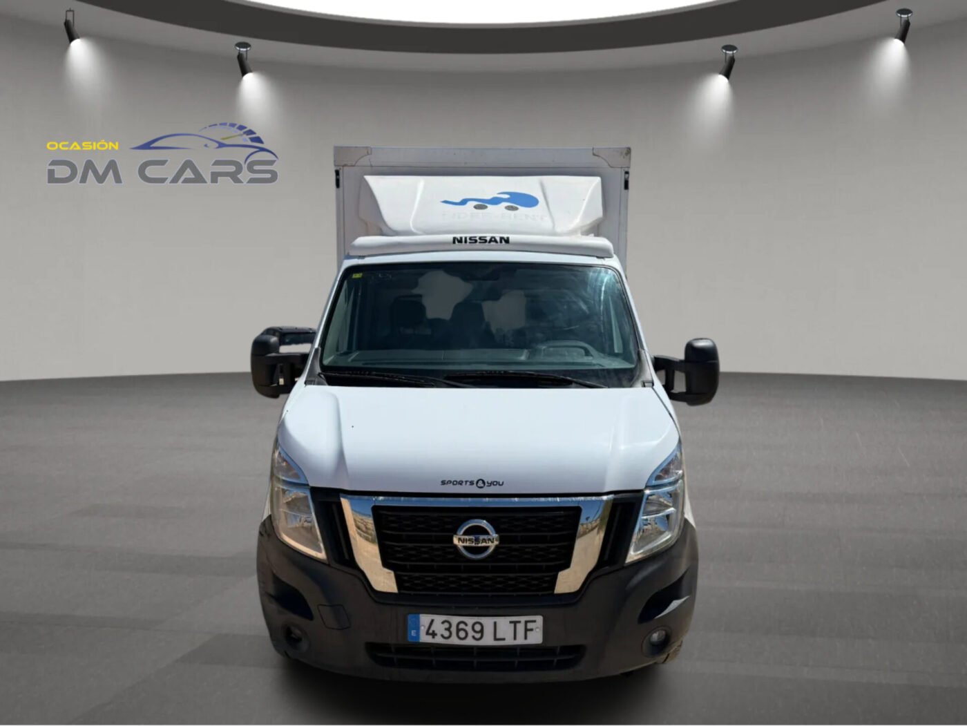 NISSAN Furgon Caja Cerrada con Rampa