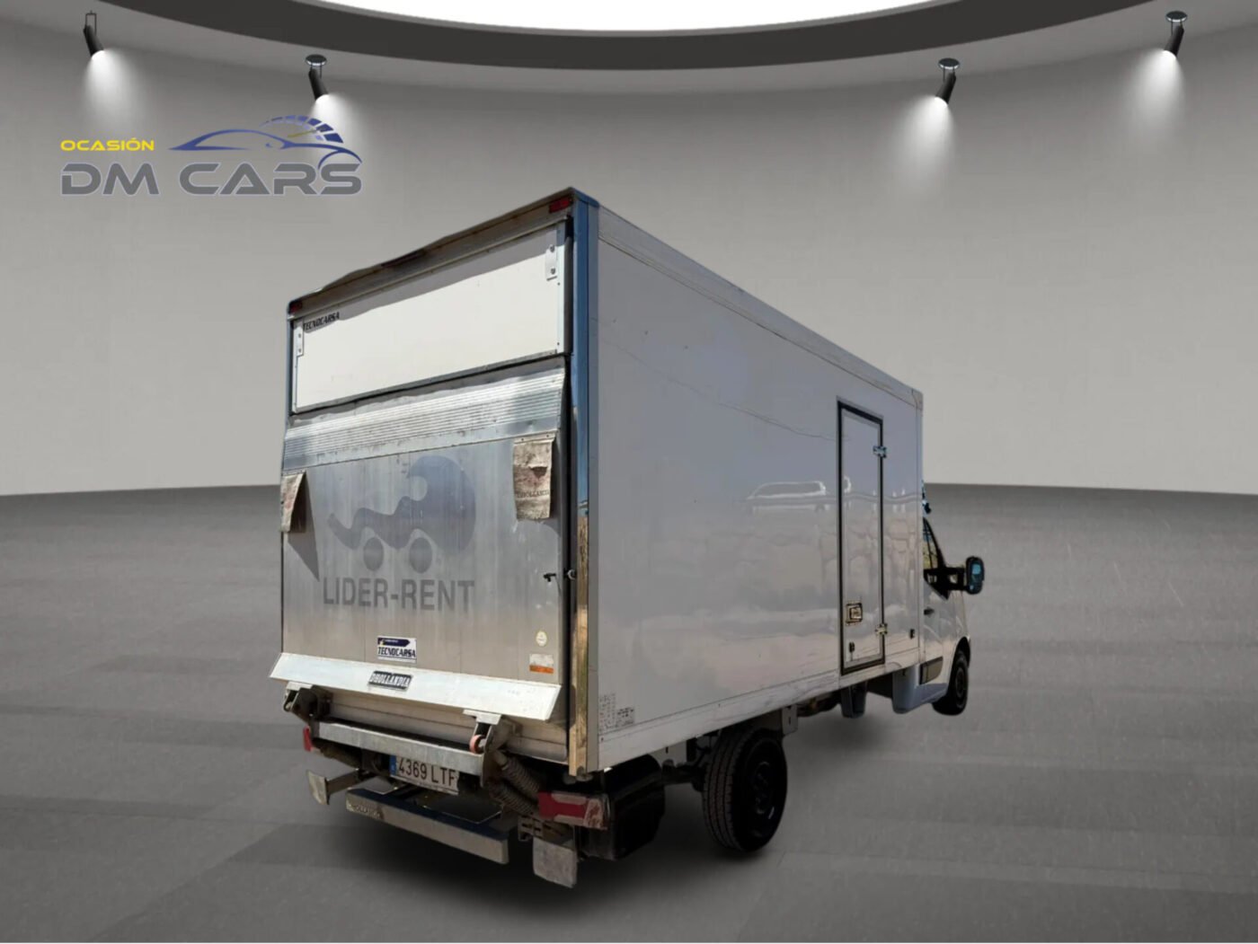 NISSAN Furgon Caja Cerrada con Rampa