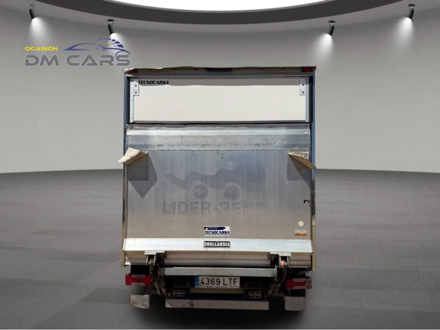 NISSAN Furgon Caja Cerrada con Rampa
